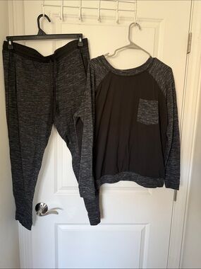 Metaphor Women’s Black and Heather Gray lounge set Top & Jogger Set